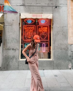 Helena Costa Instagram - Por las calles de Madrid #helenlovesneon 🦄#lanidorandme