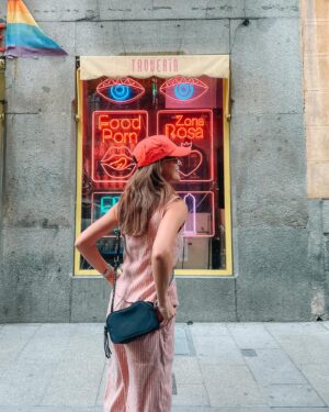 Helena Costa Instagram - Por las calles de Madrid #helenlovesneon 🦄#lanidorandme