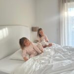 Helena Costa Instagram - Expectativa: Acordam e vêm para a minha cama dormir mais um bocadinho comigo … Realidade: enfiam-se na minha cama, não param quietas um segundo e tenho mesmo que me levantar. (Lençóis e edredon @lettoebagno é como dormir nas nuvens)