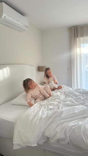 Helena Costa Instagram - Expectativa: Acordam e vêm para a minha cama dormir mais um bocadinho comigo …
Realidade: enfiam-se na minha cama, não param quietas um segundo e tenho mesmo que me levantar. (Lençóis e edredon @lettoebagno é como dormir nas nuvens)