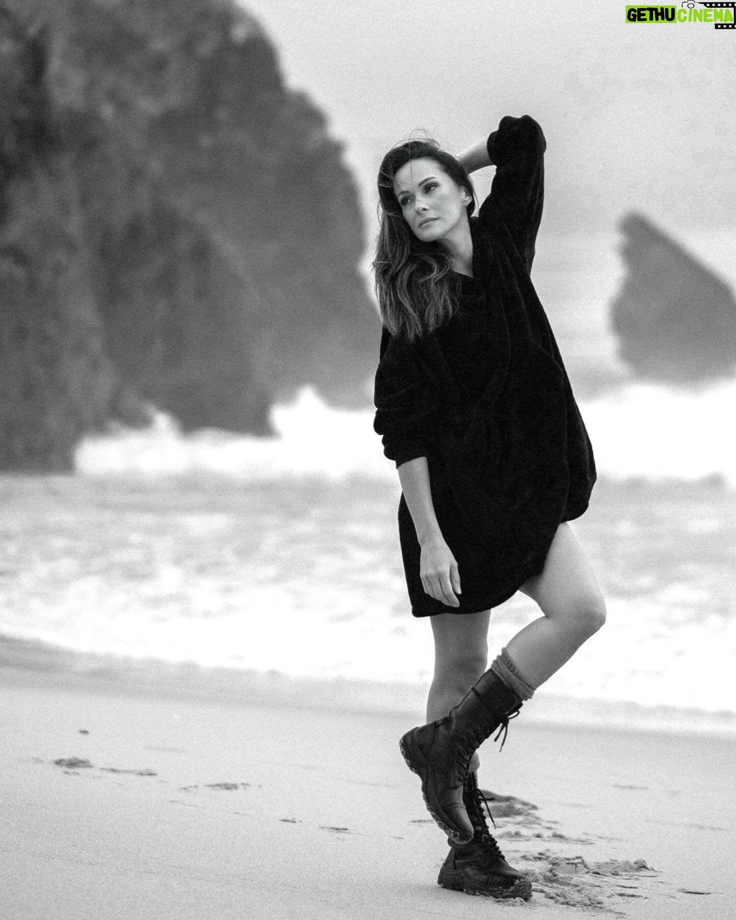 Helena Costa Instagram - Serenidade, autoconfiança… duas palavras que gosto muito 🎧 Boa noite 💤 📷 @zepedroalvarez