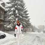 Helena Costa Instagram - Este nevão não pára, tenho o carro literalmente enterrado na neve, já tento fazer um storie para verem como está 😅 Esta foto foi tirada ontem mas hoje está o dobro da neve ❄️ Reservei mais duas noites para ver se: 1º aproveito para esquiar nos 2 dias de sol que se avizinham 2° para ter a certeza que consigo sair daqui com o carro😬 Andávamos preocupados que não havia neve… a que está a cair vai dar para o próximo mês todo!