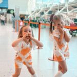 Helena Costa Instagram – Atenção às poses auto recreativas que ninguém lhes ensinou nada e já não lhes consigo sacar uma foto sem ser com sorrisos amarelos, mãozinhas à anjinho e corações feitos com dedos 🫣🤦🏻‍♀️