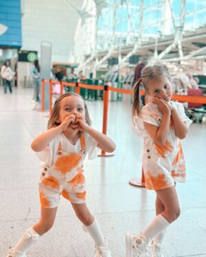 Helena Costa Instagram - Atenção às poses auto recreativas que ninguém lhes ensinou nada e já não lhes consigo sacar uma foto sem ser com sorrisos amarelos, mãozinhas à anjinho e corações feitos com dedos 🫣🤦🏻‍♀️