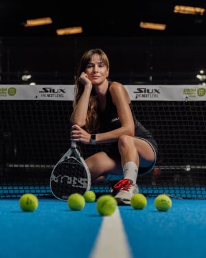 Helena Costa Instagram - Quando estou mais desaparecida assim ao fim de semana…é porque estou algures num campo de padel concentrada em algum torneio 🫢 bom fim de semana! 
A ver se vemos o céu hoje 🌌  #padelgirl