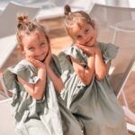 Helena Costa Instagram – Atenção às poses auto recreativas que ninguém lhes ensinou nada e já não lhes consigo sacar uma foto sem ser com sorrisos amarelos, mãozinhas à anjinho e corações feitos com dedos 🫣🤦🏻‍♀️