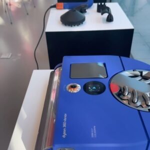 Helena Costa Instagram - Que dias intensos! Fui convidada a conhecer o outro lado da Dyson onde tudo começa! Estou rendida! Que bom seria usar a tecnologia para aprimorar a qualidade das nossas vidas e a qualidade do nosso planeta!! 🌍