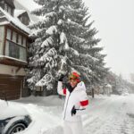 Helena Costa Instagram - Este nevão não pára, tenho o carro literalmente enterrado na neve, já tento fazer um storie para verem como está 😅 Esta foto foi tirada ontem mas hoje está o dobro da neve ❄️ Reservei mais duas noites para ver se: 1º aproveito para esquiar nos 2 dias de sol que se avizinham 2° para ter a certeza que consigo sair daqui com o carro😬 Andávamos preocupados que não havia neve… a que está a cair vai dar para o próximo mês todo!