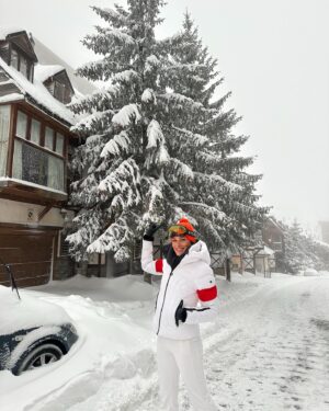 Helena Costa Instagram - Este nevão não pára, tenho o carro literalmente enterrado na neve, já tento fazer um storie para verem como está 😅 Esta foto foi tirada ontem mas hoje está o dobro da neve ❄️ Reservei mais duas noites para ver se: 1º aproveito para esquiar nos 2 dias de sol que se avizinham 2° para ter a certeza que consigo sair daqui com o carro😬 Andávamos preocupados que não havia neve… a que está a cair vai dar para o próximo mês todo!