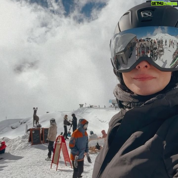 Helena Costa Instagram - Happy when the Snow’s me up ❄️🆙 #verbier