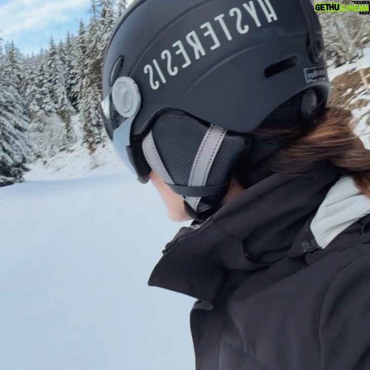 Helena Costa Instagram - Happy when the Snow’s me up ❄️🆙 #verbier