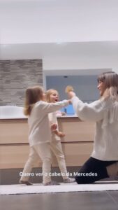 Helena Costa Instagram - É assim a nossa dinâmica, é assim a dinâmica com duas meninas da mesma idade 🥰 cada vez mais giro! Prometi o vídeo e aqui está! Tenho ou não tenho queda para cortes caseiros? 😅 #gemeasfalsas #mellizas