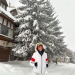 Helena Costa Instagram - Este nevão não pára, tenho o carro literalmente enterrado na neve, já tento fazer um storie para verem como está 😅 Esta foto foi tirada ontem mas hoje está o dobro da neve ❄️ Reservei mais duas noites para ver se: 1º aproveito para esquiar nos 2 dias de sol que se avizinham 2° para ter a certeza que consigo sair daqui com o carro😬 Andávamos preocupados que não havia neve… a que está a cair vai dar para o próximo mês todo!