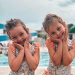 Helena Costa Instagram – Atenção às poses auto recreativas que ninguém lhes ensinou nada e já não lhes consigo sacar uma foto sem ser com sorrisos amarelos, mãozinhas à anjinho e corações feitos com dedos 🫣🤦🏻‍♀️