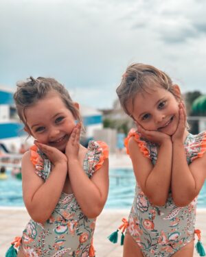 Helena Costa Instagram - Atenção às poses auto recreativas que ninguém lhes ensinou nada e já não lhes consigo sacar uma foto sem ser com sorrisos amarelos, mãozinhas à anjinho e corações feitos com dedos 🫣🤦🏻‍♀️
