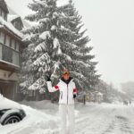 Helena Costa Instagram - Este nevão não pára, tenho o carro literalmente enterrado na neve, já tento fazer um storie para verem como está 😅 Esta foto foi tirada ontem mas hoje está o dobro da neve ❄️ Reservei mais duas noites para ver se: 1º aproveito para esquiar nos 2 dias de sol que se avizinham 2° para ter a certeza que consigo sair daqui com o carro😬 Andávamos preocupados que não havia neve… a que está a cair vai dar para o próximo mês todo!