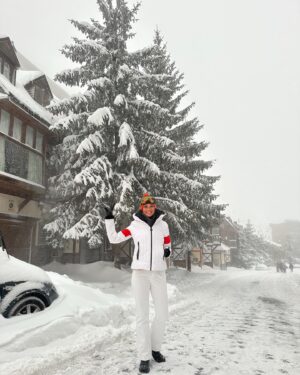 Helena Costa Instagram - Este nevão não pára, tenho o carro literalmente enterrado na neve, já tento fazer um storie para verem como está 😅 Esta foto foi tirada ontem mas hoje está o dobro da neve ❄️ Reservei mais duas noites para ver se: 1º aproveito para esquiar nos 2 dias de sol que se avizinham 2° para ter a certeza que consigo sair daqui com o carro😬 Andávamos preocupados que não havia neve… a que está a cair vai dar para o próximo mês todo!