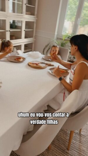 Helena Costa Instagram - Gosto dos nossos momentos passados à mesa, gosto de sentir a família unida, fazermos estas pizzas e depois saborea-las transporta-me para um lugar único! O sabor da massa fresca artesanal em casa, o aconchego e o amor que sentimos fazem todo o sentido! 💚🤍❤️ 
Pizzas casa di Mama 
 #CasaDiMama #DescobreOsegredo #DeMaesParaFilhos #pizzaloverdroetker pub