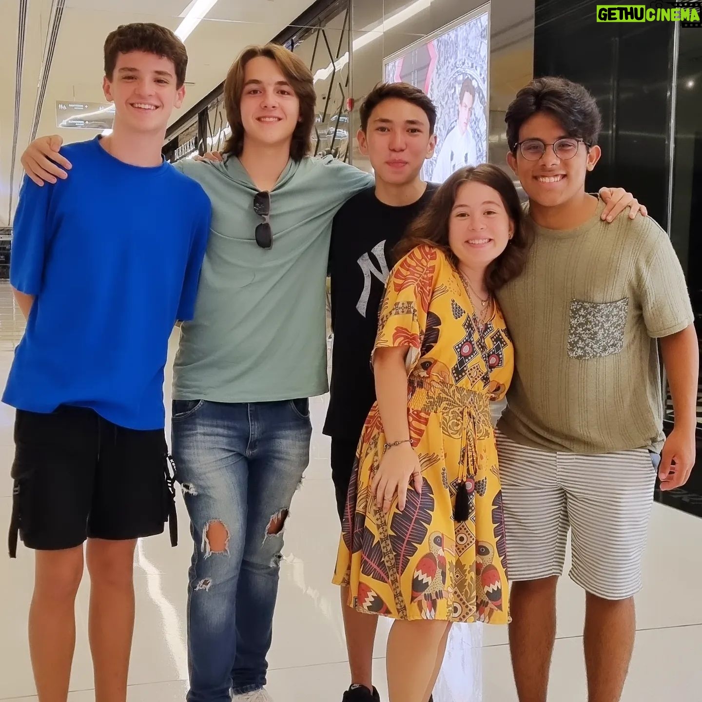 Helena Luz Instagram - Hoje ei tô aqui com o meu "irmão" @pedromiranda.oficial e a @quatrok.oficial só para falar que ameiiii o lançamento deles... e vem mais por ai hein?! Pessoal, corre lá no app vizinho de música (🤔🙈🤪) pra acompanhar, curtir, comentar e compartilhar muitooooo!!! . . . . . . . . . #quatrok #pedromiranda #amigos #amigosparasempre