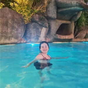 Helena Luz Instagram - Piscina quentinha após um dia de caminhadas é mais que merecido!!! @hoteismabu maravilhoso!!! 🥰😁
Amanhã tem mais um montão... fica aí que vou mostrar tudinho 😉
.
.
.
.
.
.
.
.
.
#hoteismabu #MabuHoteis #momentosinesquecíveis #fozdoiguaçu #parqueaquatico #praiatermal #destinoiguaçu #terradascataratas