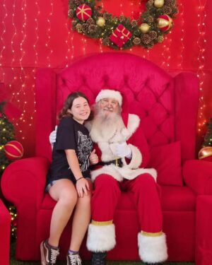 Helena Luz Instagram - Quem aí já preparou a cartinha pro Bom Velhinho? Eu achei melhor ir pessoalmente, sópra garantir! 🤪🎅🏻🎄🫶🏻
.
.
.
.
.
.
.
#natal2023 #natalchegando #papainoel #bomvelhinho