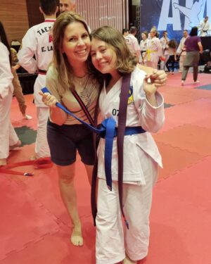 Helena Luz Instagram - Mais uma etapa concluída!!!minha sétima faixa, agora sou faixa azul e posso dizer que sou graduada no taekwondo 🥋🥰😁
.
.
.
.
.
.
.
#taekwondo #taekwondotraining #ataplentzsystem #faixaazul #artesmarciais #esportefavorito