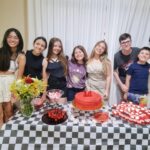 Helena Luz Instagram - Sim, teve comemoração, bolo, vela, docinhos, amigos queridos, família amada, carinho, um calor gigante... tudo isso para a chegada dos meus 14 anos!! Seja bem vindo, este ano será lindo e incrível!!!! 🙏🏻🌹🥰 . . . . . . . #helenaluz #14anos #7denovembro #aniversario #bday #felizdavida #abençoada