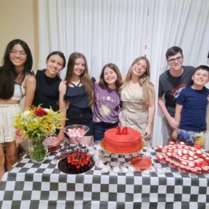 Helena Luz Instagram - Sim, teve comemoração, bolo, vela, docinhos, amigos queridos, família amada, carinho, um calor gigante... tudo isso para a chegada dos meus 14 anos!! Seja bem vindo, este ano será lindo e incrível!!!! 🙏🏻🌹🥰
.
.
.
.
.
.
.
#helenaluz #14anos #7denovembro #aniversario #bday #felizdavida
#abençoada