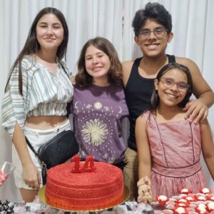 Helena Luz Instagram - Sim, teve comemoração, bolo, vela, docinhos, amigos queridos, família amada, carinho, um calor gigante... tudo isso para a chegada dos meus 14 anos!! Seja bem vindo, este ano será lindo e incrível!!!! 🙏🏻🌹🥰
.
.
.
.
.
.
.
#helenaluz #14anos #7denovembro #aniversario #bday #felizdavida
#abençoada