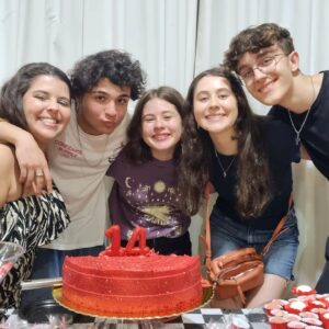 Helena Luz Instagram - Sim, teve comemoração, bolo, vela, docinhos, amigos queridos, família amada, carinho, um calor gigante... tudo isso para a chegada dos meus 14 anos!! Seja bem vindo, este ano será lindo e incrível!!!! 🙏🏻🌹🥰
.
.
.
.
.
.
.
#helenaluz #14anos #7denovembro #aniversario #bday #felizdavida
#abençoada
