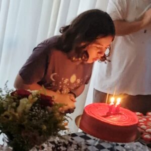 Helena Luz Instagram - Sim, teve comemoração, bolo, vela, docinhos, amigos queridos, família amada, carinho, um calor gigante... tudo isso para a chegada dos meus 14 anos!! Seja bem vindo, este ano será lindo e incrível!!!! 🙏🏻🌹🥰
.
.
.
.
.
.
.
#helenaluz #14anos #7denovembro #aniversario #bday #felizdavida
#abençoada