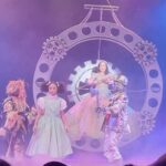 Helena Luz Instagram – Veja as fotos👆🏻
Um #tbt da semana passada pra te fazer um convite… galeraaaaa, está incrível o @magicodeozmusical, tudo lindo e elenco que eu amoooo!!!!
Spoiler🙈 a Duda está linda de Dorothy, a Sienna maravilhosa de Glinda, a Dani Winitz muito má de bruxa, e o Totó o mais fofo de todossss!!! Imperdível!!
.
.
.
.
.
.
.
.
#vamosaoteatro #magicodeoz #siennabelle #dudapimenta #orgulhodasamigas