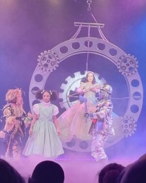 Helena Luz Instagram - Veja as fotos👆🏻
Um #tbt da semana passada pra te fazer um convite... galeraaaaa, está incrível o @magicodeozmusical, tudo lindo e elenco que eu amoooo!!!!
Spoiler🙈 a Duda está linda de Dorothy, a Sienna maravilhosa de Glinda, a Dani Winitz muito má de bruxa, e o Totó o mais fofo de todossss!!! Imperdível!!
.
.
.
.
.
.
.
.
#vamosaoteatro #magicodeoz #siennabelle #dudapimenta #orgulhodasamigas