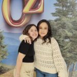 Helena Luz Instagram – Veja as fotos👆🏻
Um #tbt da semana passada pra te fazer um convite… galeraaaaa, está incrível o @magicodeozmusical, tudo lindo e elenco que eu amoooo!!!!
Spoiler🙈 a Duda está linda de Dorothy, a Sienna maravilhosa de Glinda, a Dani Winitz muito má de bruxa, e o Totó o mais fofo de todossss!!! Imperdível!!
.
.
.
.
.
.
.
.
#vamosaoteatro #magicodeoz #siennabelle #dudapimenta #orgulhodasamigas