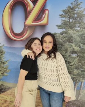 Helena Luz Instagram - Veja as fotos👆🏻
Um #tbt da semana passada pra te fazer um convite... galeraaaaa, está incrível o @magicodeozmusical, tudo lindo e elenco que eu amoooo!!!!
Spoiler🙈 a Duda está linda de Dorothy, a Sienna maravilhosa de Glinda, a Dani Winitz muito má de bruxa, e o Totó o mais fofo de todossss!!! Imperdível!!
.
.
.
.
.
.
.
.
#vamosaoteatro #magicodeoz #siennabelle #dudapimenta #orgulhodasamigas