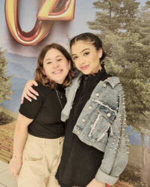 Helena Luz Instagram - Veja as fotos👆🏻
Um #tbt da semana passada pra te fazer um convite... galeraaaaa, está incrível o @magicodeozmusical, tudo lindo e elenco que eu amoooo!!!!
Spoiler🙈 a Duda está linda de Dorothy, a Sienna maravilhosa de Glinda, a Dani Winitz muito má de bruxa, e o Totó o mais fofo de todossss!!! Imperdível!!
.
.
.
.
.
.
.
.
#vamosaoteatro #magicodeoz #siennabelle #dudapimenta #orgulhodasamigas