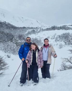 Helena Luz Instagram - Veja as fotos de um dia que foi incrível... caminhada até o cume da montanha, em meio a muitaaaaa neveee!!! ❄️
.
.
.
.
.
.
.
.
.
.
#bariloche #feriasdejulho #felizdavida #realizandosonhos #neve #snowday
