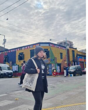 Helena Luz Instagram - Fotos do dia 3... 
Andamos bastante, "mucho frío" (entre 8° e 9° graus, com sensação de menos), Caminito, Casa Rosada, as ruas daqui são lindas, jantar no Hard Rock e, por fim, acho que consegui a pose que faz referência à ponte 🤪
Estou amando B.A.🇦🇷
.
.
.
.
.
.
.
.
.
.
#feriasdejulho #feriasemfamilia #argentina #buenosaires #caminito #casarosada #hardrockbuenosaires