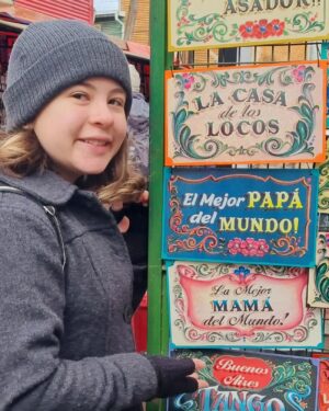 Helena Luz Instagram - Fotos do dia 3... 
Andamos bastante, "mucho frío" (entre 8° e 9° graus, com sensação de menos), Caminito, Casa Rosada, as ruas daqui são lindas, jantar no Hard Rock e, por fim, acho que consegui a pose que faz referência à ponte 🤪
Estou amando B.A.🇦🇷
.
.
.
.
.
.
.
.
.
.
#feriasdejulho #feriasemfamilia #argentina #buenosaires #caminito #casarosada #hardrockbuenosaires
