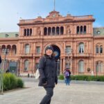 Helena Luz Instagram - Fotos do dia 3... Andamos bastante, "mucho frío" (entre 8° e 9° graus, com sensação de menos), Caminito, Casa Rosada, as ruas daqui são lindas, jantar no Hard Rock e, por fim, acho que consegui a pose que faz referência à ponte 🤪 Estou amando B.A.🇦🇷 . . . . . . . . . . #feriasdejulho #feriasemfamilia #argentina #buenosaires #caminito #casarosada #hardrockbuenosaires