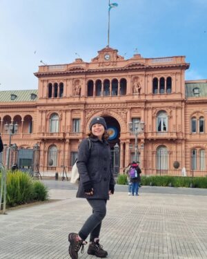 Helena Luz Instagram - Fotos do dia 3... 
Andamos bastante, "mucho frío" (entre 8° e 9° graus, com sensação de menos), Caminito, Casa Rosada, as ruas daqui são lindas, jantar no Hard Rock e, por fim, acho que consegui a pose que faz referência à ponte 🤪
Estou amando B.A.🇦🇷
.
.
.
.
.
.
.
.
.
.
#feriasdejulho #feriasemfamilia #argentina #buenosaires #caminito #casarosada #hardrockbuenosaires