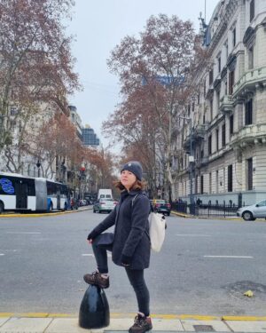 Helena Luz Instagram - Fotos do dia 3... 
Andamos bastante, "mucho frío" (entre 8° e 9° graus, com sensação de menos), Caminito, Casa Rosada, as ruas daqui são lindas, jantar no Hard Rock e, por fim, acho que consegui a pose que faz referência à ponte 🤪
Estou amando B.A.🇦🇷
.
.
.
.
.
.
.
.
.
.
#feriasdejulho #feriasemfamilia #argentina #buenosaires #caminito #casarosada #hardrockbuenosaires