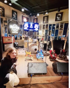 Helena Luz Instagram - Fotos do dia 3... 
Andamos bastante, "mucho frío" (entre 8° e 9° graus, com sensação de menos), Caminito, Casa Rosada, as ruas daqui são lindas, jantar no Hard Rock e, por fim, acho que consegui a pose que faz referência à ponte 🤪
Estou amando B.A.🇦🇷
.
.
.
.
.
.
.
.
.
.
#feriasdejulho #feriasemfamilia #argentina #buenosaires #caminito #casarosada #hardrockbuenosaires