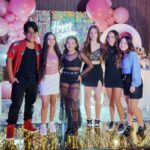Helena Luz Instagram - Vai passando as fotos pro lado e veja um #tbt da vida real!!!! Sempre maravilhoso quando conseguimos nos reunir!! Mas hoje, foi por um motivo pra lá de especial, 13 desta amiga maravilhosa que amooo , parabéns Mari, minha irmãzinha do coração!!🥰 . . . . . . . . #mariannasantos #festalinda #amigasparasempre #amigos #timecarinha #carinhadeanjo