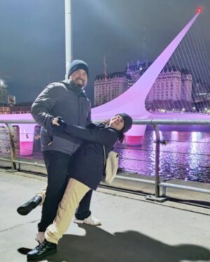 Helena Luz Instagram - Fotos do dia 3... 
Andamos bastante, "mucho frío" (entre 8° e 9° graus, com sensação de menos), Caminito, Casa Rosada, as ruas daqui são lindas, jantar no Hard Rock e, por fim, acho que consegui a pose que faz referência à ponte 🤪
Estou amando B.A.🇦🇷
.
.
.
.
.
.
.
.
.
.
#feriasdejulho #feriasemfamilia #argentina #buenosaires #caminito #casarosada #hardrockbuenosaires