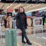 Helena Luz Instagram - Cheguei Buenos Airessss!!!! Quero nem saber, vai ter fotos todos os dias... quero mostrar tudinho pra vcs!!! 🇦🇷 Pra começar: 1)uma mocinha feliz no duty free 2)a primeira foto na cidade com 7° 3 e 4) preciso mostrar o show de mala da @up4you 😁 . . . . . . . #feriasdejulho #feriasemfamilia #argentina #buenosaires #mibuenosairesquerido #felizdavida #deusabencoe #deusabençoeorole #up4you