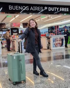 Helena Luz Instagram - Cheguei Buenos Airessss!!!! Quero nem saber, vai ter fotos todos os dias... quero mostrar tudinho pra vcs!!! 🇦🇷 Pra começar: 1)uma mocinha feliz no duty free 2)a primeira foto na cidade com 7° 3 e 4) preciso mostrar o show de mala da @up4you 😁 . . . . . . . #feriasdejulho #feriasemfamilia #argentina #buenosaires #mibuenosairesquerido #felizdavida #deusabencoe #deusabençoeorole #up4you