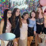 Helena Luz Instagram - Vai passando as fotos pro lado e veja um #tbt da vida real!!!! Sempre maravilhoso quando conseguimos nos reunir!! Mas hoje, foi por um motivo pra lá de especial, 13 desta amiga maravilhosa que amooo , parabéns Mari, minha irmãzinha do coração!!🥰 . . . . . . . . #mariannasantos #festalinda #amigasparasempre #amigos #timecarinha #carinhadeanjo
