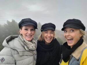 Hélène de Fougerolles Instagram - Week-end énergétique et spirituel avec mes copines Hypnotherapeutes ! @belarmande @aixhypnose ⭐️⭐️⭐️vive le #luberon les copines et les étoiles☺️🙏🏻❤️#orgon #notredamedebeauregard #lumiere #notredamedelumieres