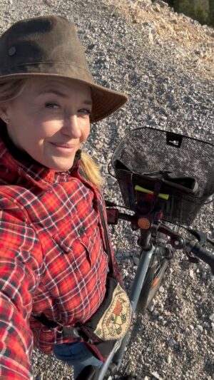 Hélène de Fougerolles Instagram - Mon bureau!🙏🏻☀️
Balades en vélo électrique dans le #luberon 
#bonheur ❤️